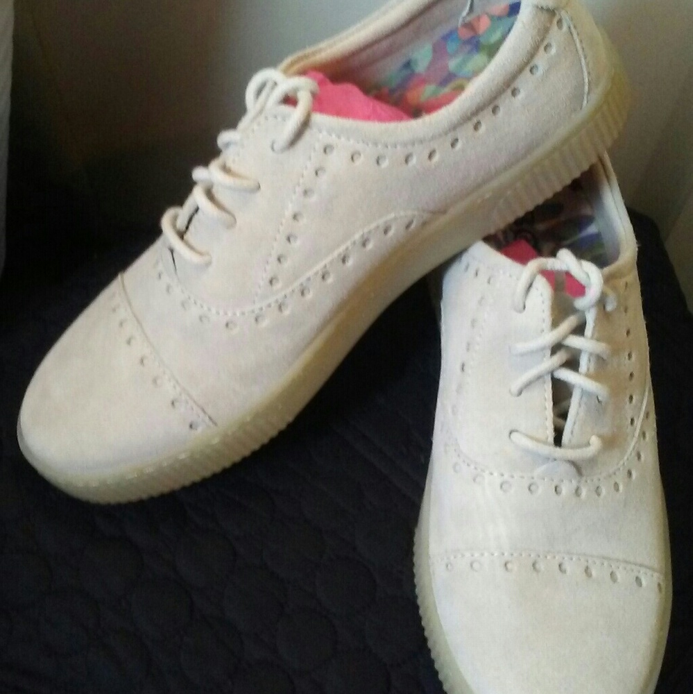 Born suede lace sneaker size  9.5
